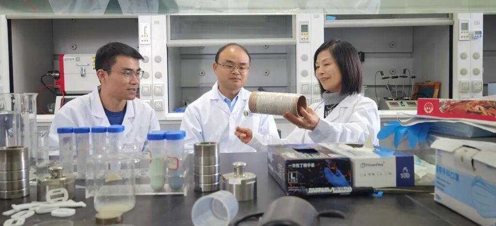 将科研论文写在产业大地上 严俊峰与生物基材料技术研发的创新实践